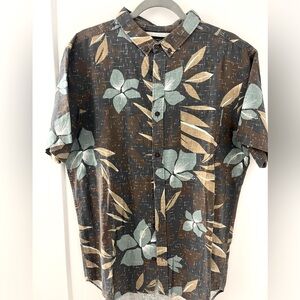 Quiksilver men’s surf button down , tropical pattern slim fit size L nice  🤙🏼